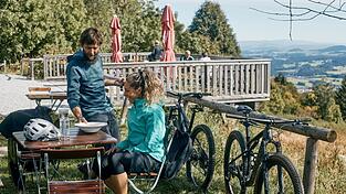 Pause am Landshuter Haus auf dem Gei&szlig;kopf im Landkreis Deggendorf. Hier k&ouml;nnen Wanderer und Freizeitbiker noch eine Brotzeit einnehmen. Doch das Wirtshaussterben beeintr&auml;chtigt auch die Tourismusbranche.