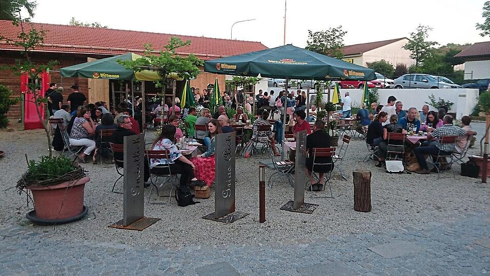 Gut besucht war auch das zweite Benefizkonzert 2017 im Biergarten vom Forstnerwirt.