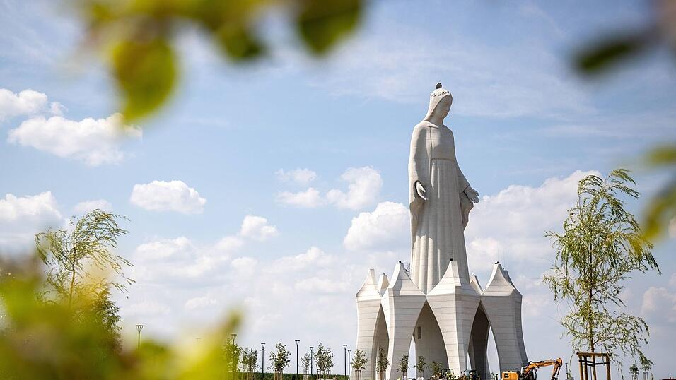 Die riesige Marienstatue im polnischen Dorf Konotopie gilt als die gr&ouml;&szlig;te Europas.