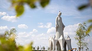 Die riesige Marienstatue im polnischen Dorf Konotopie gilt als die größte Europas. Die riesige Marienstatue im polnischen Dorf Konotopie gilt als die größte Europas.