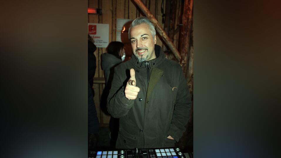 Seit einigen Jahren gehört auch die Weihnachtspyramide am Bischof-Sailer-Platz zur festen Institution zur Weihnachtszeit in Landshut, und ist vor allem bei der jüngeren Generation sehr beliebt. Seit einigen Jahren gehört auch die Weihnachtspyramide am Bischof-Sailer-Platz zur festen Institution zur Weihnachtszeit in Landshut, und ist vor allem bei der jüngeren Generation sehr beliebt.