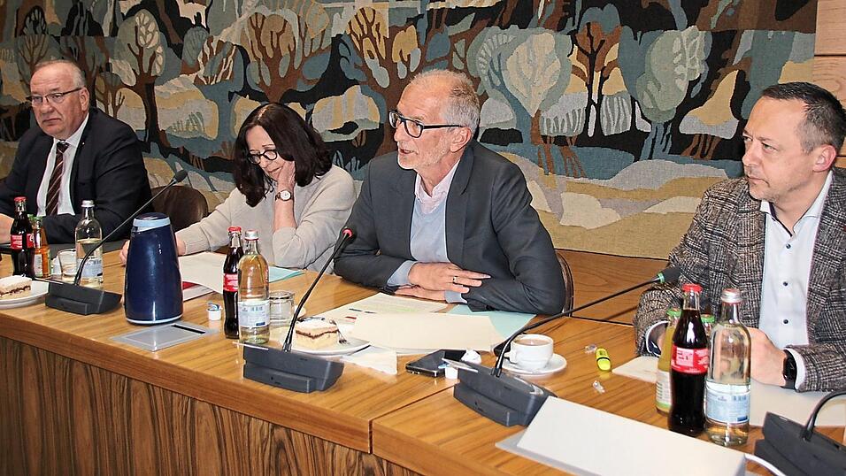 Martin Ritt (rechts), Referent des Landrats, sowie Dr. Klaus Amberger, Leiter der Kreiswerke, werden die Geschäftsführung der Regionalwerke übernehmen.