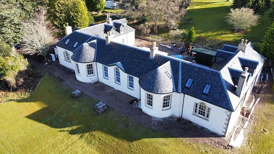 Legendenumwittert wie die Gibson Moderne ist der Landsitz Boleskine House bei Loch Ness. Auch der spielt eine Rolle im spannenden Roman von Grégoire Hervier.