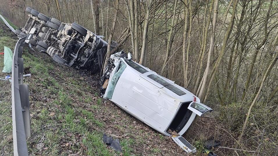 Die verunfallten Fahrzeuge. Laut Polizeiangaben wurden zwei Menschen verletzt.
