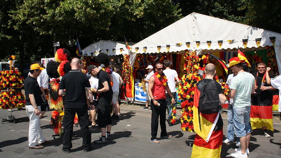 Christian Fertl war am Sonntag auf der Fanmeile in Berlin und erlebte dort das Achtelfinale gegen England auf Gro&szlig;leinwand.