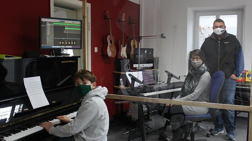 Musikschulen mussten kreativ werden, um das &Uuml;ben vor Ort zu erm&ouml;glichen wie hier noch vor dem Lockdown (v.l): Sch&uuml;ler Johann Gritsch, Lehrerin Tanja Sp&auml;th und Inhaber Musikschule A-R-T Andy Ruppert.