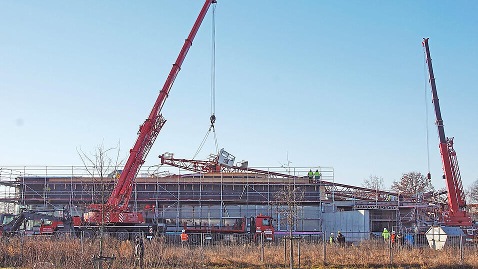 In der Woche vor Weihnachten barg eine Spezialfirma den Unglückskran, der auf das Hallenbad-Neubau gestürzt war. Wie es auf der Baustelle nun genau weitergeht, welche Schäden in welcher Reihenfolge drankommen, regelt ein Sanierungskonzept. In der Woche vor Weihnachten barg eine Spezialfirma den Unglückskran, der auf das Hallenbad-Neubau gestürzt war. Wie es auf der Baustelle nun genau weitergeht, welche Schäden in welcher Reihenfolge drankommen, regelt ein Sanierungskonzept.