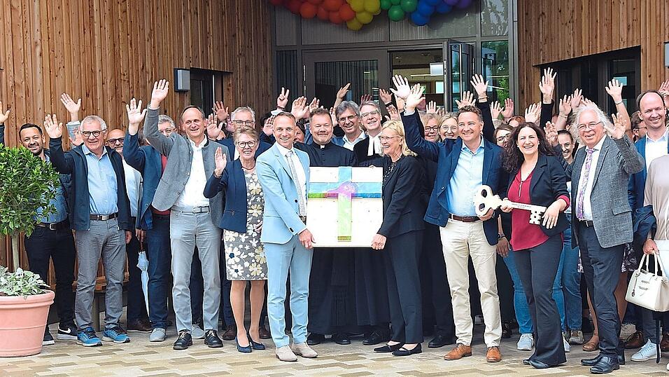 Mitglieder des Stadtrates, das Kita-Team, der Architekt und kirchliche Vertreter freuen sich &uuml;ber das gelungene 12 Millionen Euro-Projekt &bdquo;Unterm Regenbogen&ldquo;.