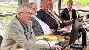 Kreiskämmerer Werner Neupert (l.) fand im Kreistag deutliche Worte; neben ihm am Tisch: (v. l.) die stellvertretenden Landräte Eugen Gegenfurtner, Josef Färber und Roman Fischer sowie Landrat Bernd Sibler.