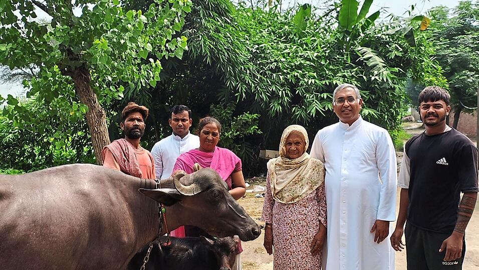 Pater John Joseph (Zweiter von rechts) bei der Übergabe einer Kuh. Deren Milch hilft, die Armut zu lindern. Pater John Joseph (Zweiter von rechts) bei der Übergabe einer Kuh. Deren Milch hilft, die Armut zu lindern.