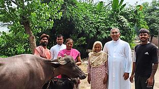 Pater John Joseph (Zweiter von rechts) bei der Übergabe einer Kuh. Deren Milch hilft, die Armut zu lindern. Pater John Joseph (Zweiter von rechts) bei der Übergabe einer Kuh. Deren Milch hilft, die Armut zu lindern.
