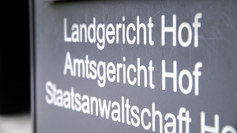 Am Landgericht Hof müssen sich vier Männer wegen der Sprengung eines Geldautomaten verantworten. (Foto Illustration) Am Landgericht Hof müssen sich vier Männer wegen der Sprengung eines Geldautomaten verantworten. (Foto Illustration)