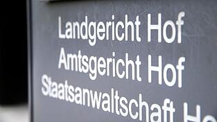 Am Landgericht Hof müssen sich vier Männer wegen der Sprengung eines Geldautomaten verantworten. (Foto Illustration)