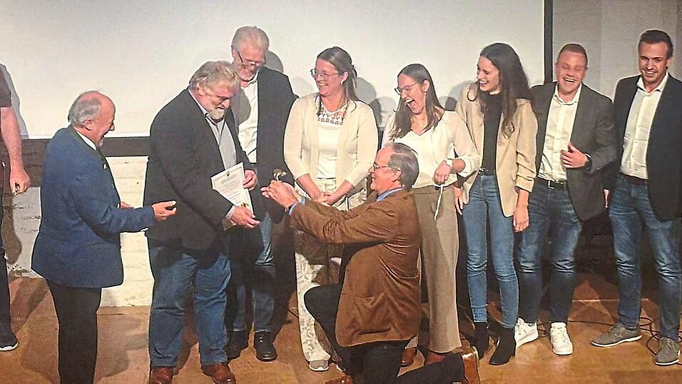 Der bekannte Volksschauspieler, Regisseur und Autor Andreas Kern ging auf die Knie, als er Sebastian Liedl und den Ensemblemitgliedern der Schwoagara Dorfbühne den „Larifari“ unter stehenden Ovantionen der Gäste überreichte. Der bekannte Volksschauspieler, Regisseur und Autor Andreas Kern ging auf die Knie, als er Sebastian Liedl und den Ensemblemitgliedern der Schwoagara Dorfbühne den „Larifari“ unter stehenden Ovantionen der Gäste überreichte.