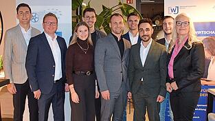 Frisch gewählter Vorstand (von links): Marc Oliver Schultes, Matthias Bergander, Emilia Stangl, Stefan Steinberger, Felix Wälischmiller, Johannes Finsterwald, Matthias Schönauer, Roland Hüttl mit Alexandra Kohlhäufl von der IHK.