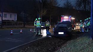Der Volkswagenfahrer kommt mit leichten Verletzungen ins Krankenhaus.