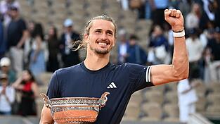 Alexander Zverev jubelt mit dem Pokal für den French-Open-Sieg in den Händen Alexander Zverev jubelt mit dem Pokal für den French-Open-Sieg in den Händen