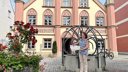 Ingrid Buchner erklärt vor ihren Führungen durch Plattling vor dem Bürgerspital die Anfänge der Stadt. Ingrid Buchner erklärt vor ihren Führungen durch Plattling vor dem Bürgerspital die Anfänge der Stadt.