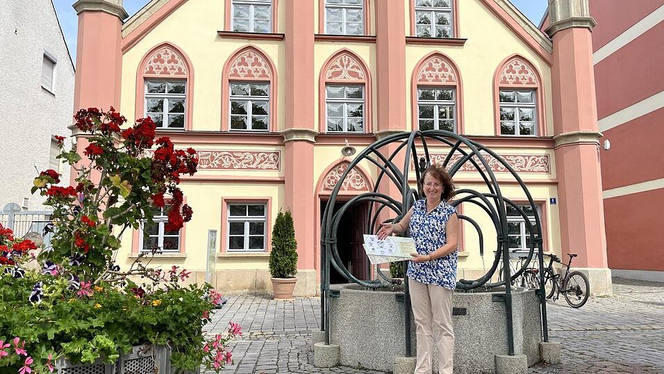 Ingrid Buchner erklärt vor ihren Führungen durch Plattling vor dem Bürgerspital die Anfänge der Stadt. Ingrid Buchner erklärt vor ihren Führungen durch Plattling vor dem Bürgerspital die Anfänge der Stadt.