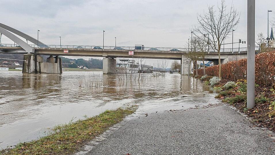Auch in Vilshofen stieg die Donau &uuml;ber die Ufer.