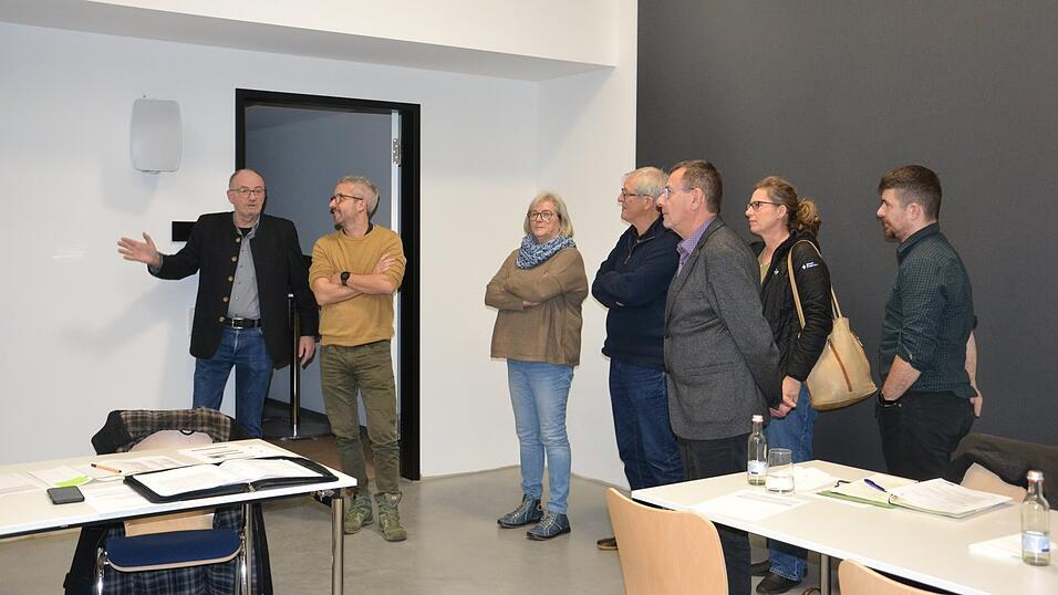 Manfred Beck (links), bis vor kurzem Vorsitzender des Kreisfischereivereins Kelheim, führte unlängst mit den Mitgliedern des Lokalen Leader-Aktionsgruppe die ersten Besucher durch die neuen Räumlichkeiten.