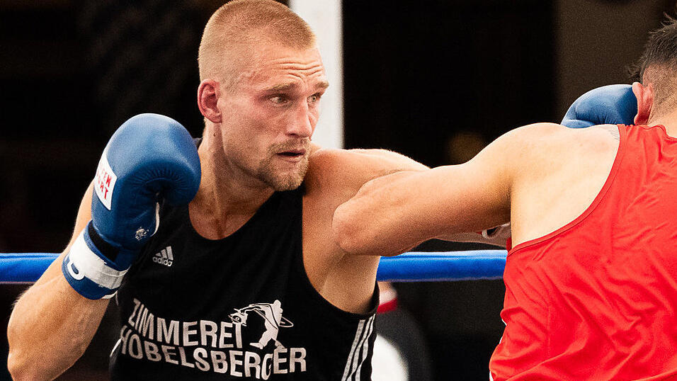 Per Punktsieg holte Jan Miehling (l.) den Titel, im Finale setzte er sich gegen den Pockinger Rangwald Baier durch - nachdem er in Runde eins angezählt worden war. Per Punktsieg holte Jan Miehling (l.) den Titel, im Finale setzte er sich gegen den Pockinger Rangwald Baier durch - nachdem er in Runde eins angezählt worden war.