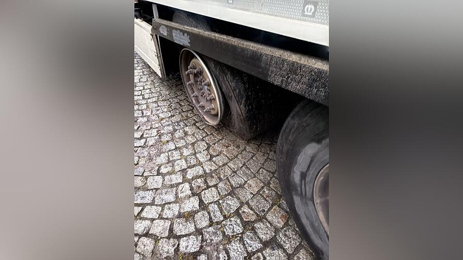 Im Rahmen der Kontrollaktion „Truck and Bus“ konnte die Polizei verhindern, dass der überhitzte Reifen eines Lastwagens Feuer fing.