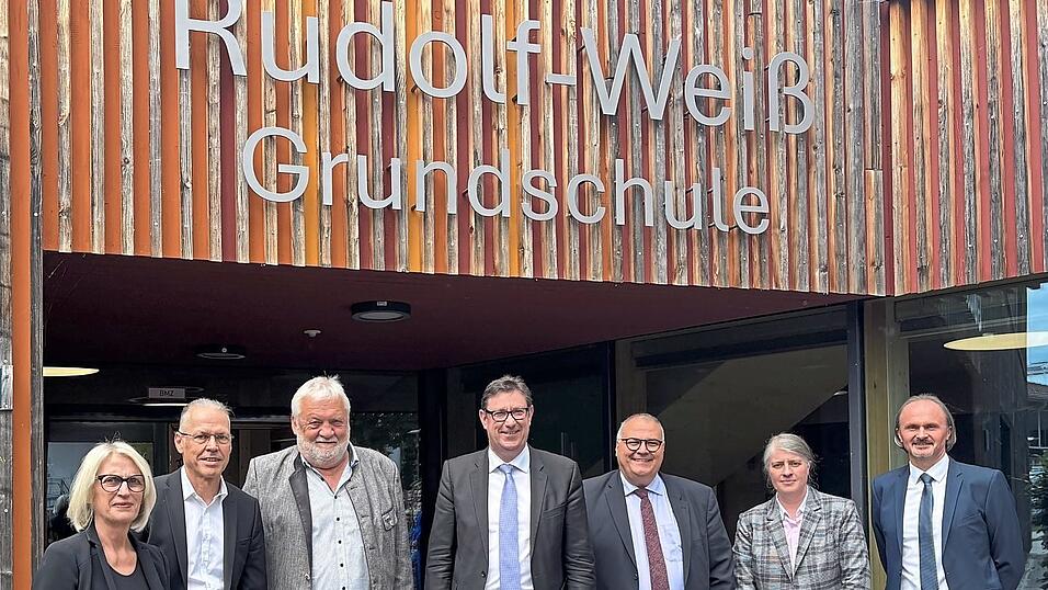 Bei der Enthüllung des Schulnamens dabei: (v.li) Tochter Cornelia Stuhlberbger, Sohn Robert Weiß, Josef Straßer (ehemaliger Bürgermeister), Landrat Martin Bayerstorfer, Schulamtsdirektor Robert Leiter, Bürgermeisterin Natalie Kienmüller-Stadler und Schulleiter Martin Brandlmaier. Bei der Enthüllung des Schulnamens dabei: (v.li) Tochter Cornelia Stuhlberbger, Sohn Robert Weiß, Josef Straßer (ehemaliger Bürgermeister), Landrat Martin Bayerstorfer, Schulamtsdirektor Robert Leiter, Bürgermeisterin Natalie Kienmüller-Stadler und Schulleiter Martin Brandlmaier.