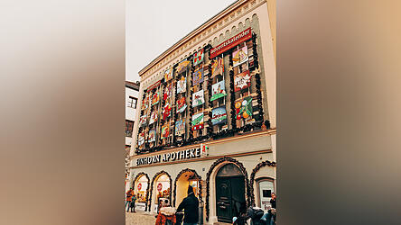 Liebgewordenes Bild in der Vorweihnachtszeit: Der gro&szlig;e Adventskalender am Theresienplatz. An der bisherigen Hausfassade kann er nicht mehr sicher befestigt werden. Jetzt soll er versteigert und bis n&auml;chstes Jahr eine andere Version gefunden werden.
