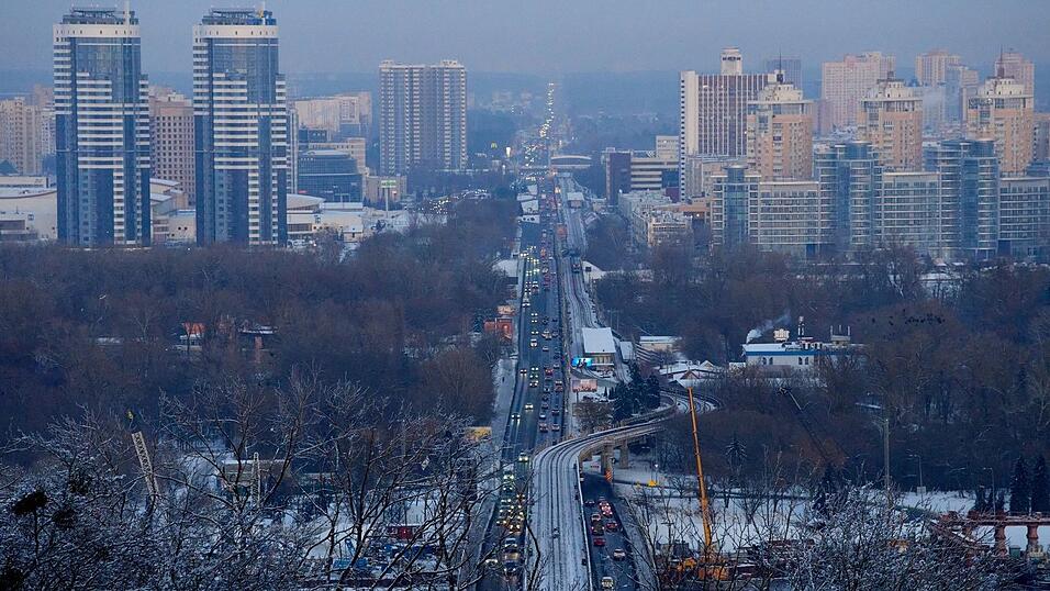 In den Stadtteilen Kiews am linken Ufer des Flusses Dnipro ist nach neuerlichen russischen Angriffen neben der W&auml;rme- auch die Wasserversorgung ausgefallen. (Archivbild)