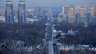 In den Stadtteilen Kiews am linken Ufer des Flusses Dnipro ist nach neuerlichen russischen Angriffen neben der W&auml;rme- auch die Wasserversorgung ausgefallen. (Archivbild)