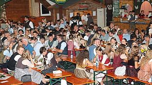 Voll war die Rampl-Festhalle am Samstagabend beim Wein- und Weißbierfest des Trachtenvereins Hinterskirchen. Voll war die Rampl-Festhalle am Samstagabend beim Wein- und Weißbierfest des Trachtenvereins Hinterskirchen.
