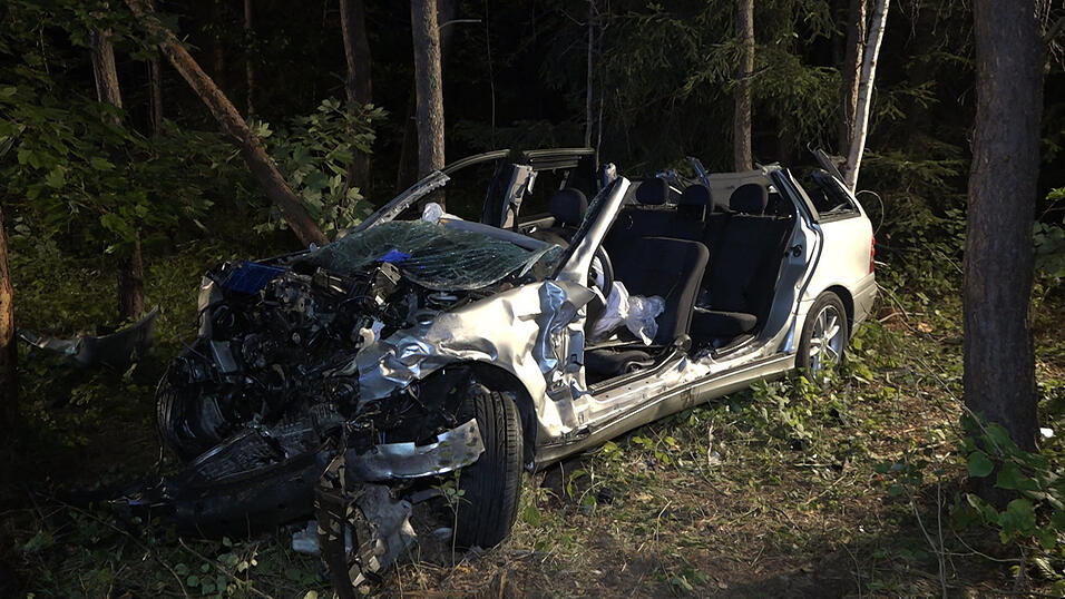 Schrecklicher Unfall in der Nacht auf Mittwoch in einem Waldst&uuml;ck bei Heinsacker (Kreis Regensburg). Die beiden Autowracks wurden von den Einsatzkr&auml;ften im Unterholz gefunden.