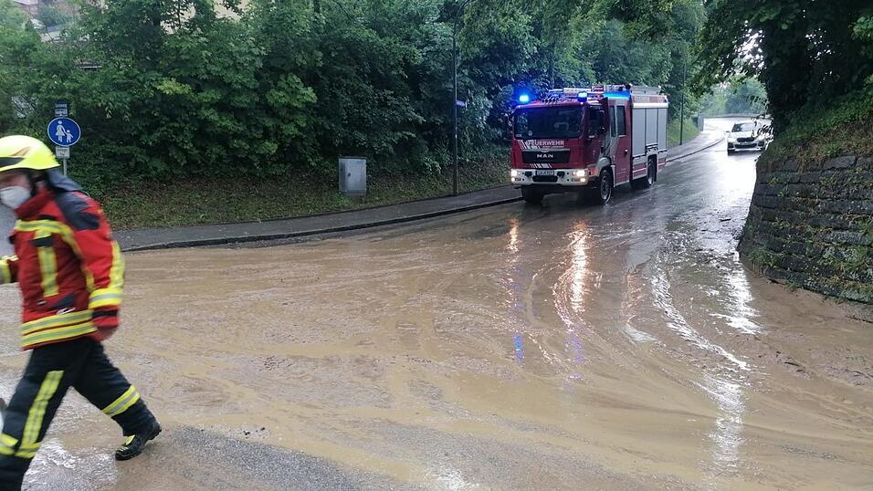 Chaos nach einem Unwetter am Mittwochnachmittag in Landshut. &Uuml;berflutete Stra&szlig;en und Geb&auml;ude, weggeschwemmte Autos und ein Dachstuhlbrand. Jede Menge Arbeit f&uuml;r die Feuerwehr.