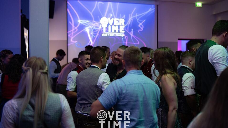 Auch am zweiten Volksfestfreitag schauten viele G&auml;ste im Overtime vorbei.