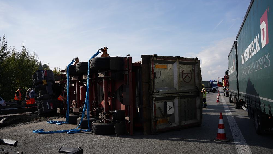 Die geladenen Eisensp&auml;ne verteilten sich quer &uuml;ber die A3, bei der Reinigung half das THW.