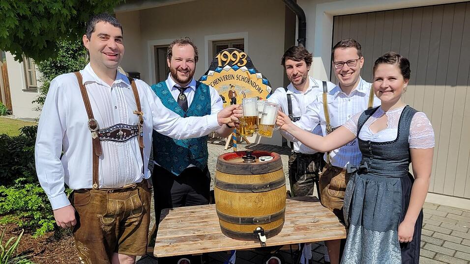 Magdalena Piendl gab dem Schorndorfer Burschenverein die Zusage als Patenbraut für die vier Festtage zum 75-jährigen Bestehen des KBV Wiesenfelden im Juni 2024 Magdalena Piendl gab dem Schorndorfer Burschenverein die Zusage als Patenbraut für die vier Festtage zum 75-jährigen Bestehen des KBV Wiesenfelden im Juni 2024