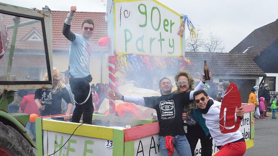 Mit dem großartigen 67. Faschingszug und einem anschließenden 'Narrentreiben' nahm am Faschingsdienstag der Fasching 2017 in Sarching ein glanzvolles Ende. Und was dabei alle 'narrisch' freute, das Wetter spielte doch noch mit; denn während des Zuges war es regenfrei; erst zum Ende regnete es! Mit dem großartigen 67. Faschingszug und einem anschließenden 'Narrentreiben' nahm am Faschingsdienstag der Fasching 2017 in Sarching ein glanzvolles Ende. Und was dabei alle 'narrisch' freute, das Wetter spielte doch noch mit; denn während des Zuges war es regenfrei; erst zum Ende regnete es!