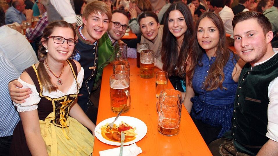 Die Fr&uuml;hjahrsdult 2017 in Landshut neigt sich dem Ende entgegen. Grund genug, noch einmal richtig in den Bierzelten zu feiern - abgerundet vom traditionellen Feuerwerk.