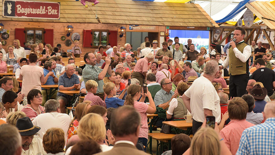 Wenn Stefan Mross singt, spielt das Publikum verr&uuml;ckt.