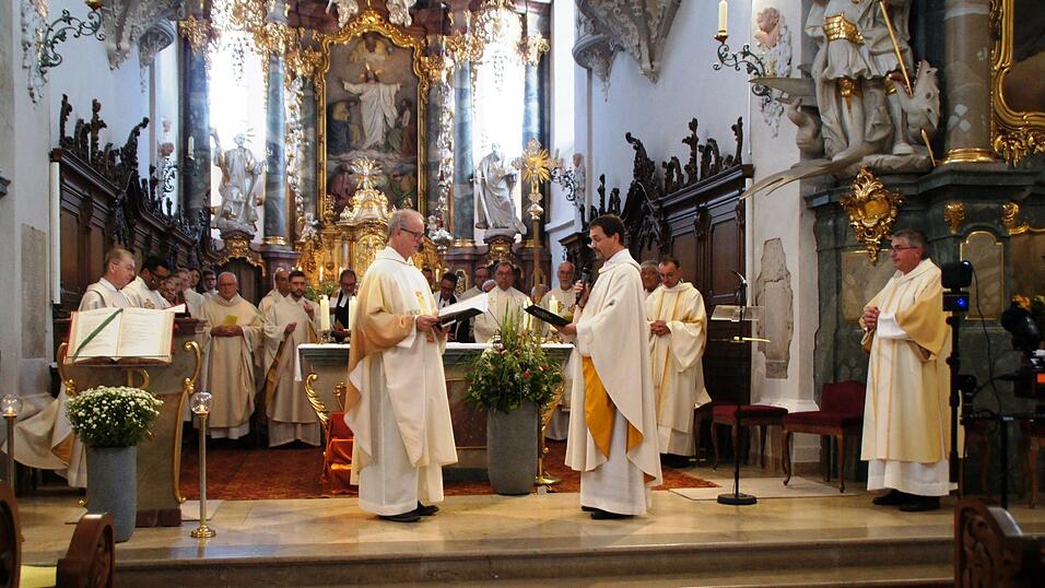 Dekan Ralf Heidenreich nimmt Pater Jens Bartsch das Versprechen um die Aufgaben als Stadtpfarrer ab. Dekan Ralf Heidenreich nimmt Pater Jens Bartsch das Versprechen um die Aufgaben als Stadtpfarrer ab.