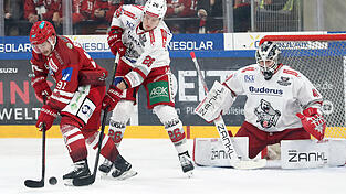 EVL-Neuzugang Blake Bennett (li.) hat sich gleich gut eingelebt. Nach seinem Debüt in Dresden feierte der 25-Jährige seine Heimpremiere im Derby gegen Regensburg mit einem Treffer und einer Vorlage. Daran will der US-Amerikaner jetzt gegen Weißwasser anknüpfen.