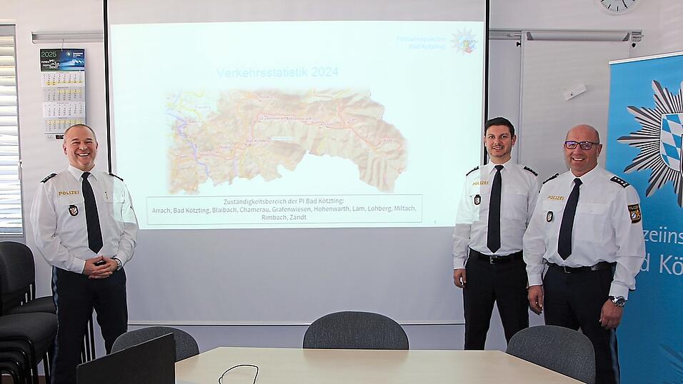 Was ist 2024 auf den Stra&szlig;en im Zust&auml;ndigkeitsbereich der PI Bad K&ouml;tzting alles passiert? Christian Pongratz, Dienststellenleiter (r.), sein Stellvertreter Thomas Schmidt und Martin Wanninger (l.) blickten bei einem Pressegespr&auml;ch am Donnerstag zur&uuml;ck.