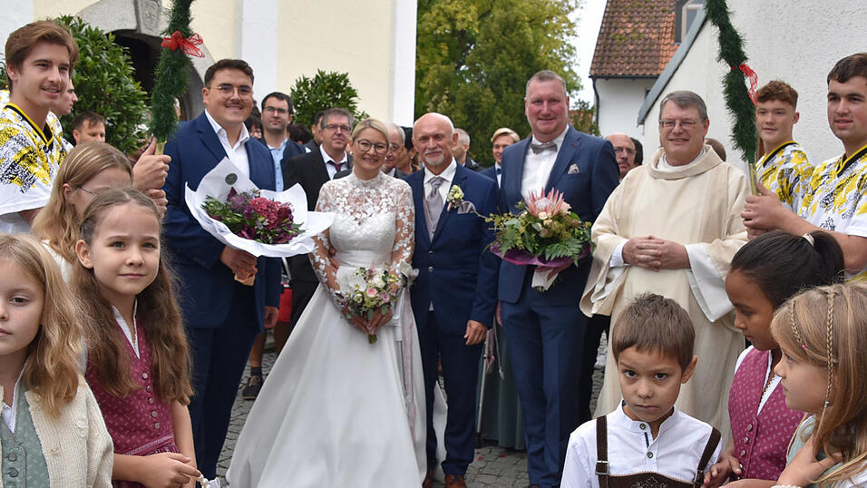 Für das Brautpaar wurde vor der Kirche ein Spalier gebildet.