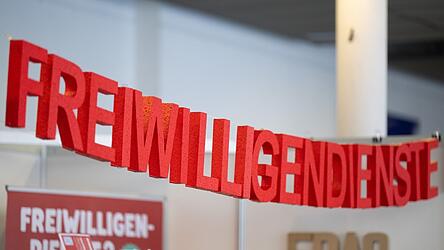 Viele junge Menschen kommen durch das FSJ zum ersten Mal mit dem Beruf in Kontakt.