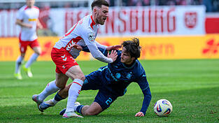 Wie im Hinspiel - und anders als beim Pokalspiel Ende M&auml;rz - will der SSV Jahn (links Christian K&uuml;hlwetter, im Duell mit Tim Danhof) die M&uuml;nchner L&ouml;wen niederhalten.