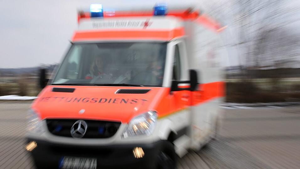 Der Rettungsdienst brachte den 78-J&auml;hrigen nach dem Unfall in ein Krankenhaus, wo er am Montagmorgen starb. (Symbolbild)