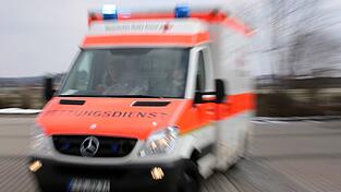 Der Rettungsdienst brachte den 78-J&auml;hrigen nach dem Unfall in ein Krankenhaus, wo er am Montagmorgen starb. (Symbolbild)