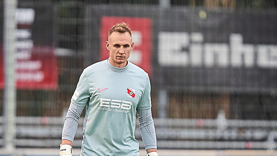 Vom Spielfeld auf die Trainerbank und zur&uuml;ck: Adrian Serowiec sprang bei der SpVgg Hankofen zuletzt f&uuml;r die beiden Torh&uuml;ter ein, die er beim Bayernligisten normalerweise trainiert.