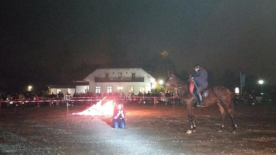 Am Montag fand das Martinsfest des Kindergartens St. Ingeborg in Ergolding statt. Um 17.45 zogen die Kinder der vier Gruppen des Kindergartens mit Ihren selbstgebastelten Laternen, singend zum Ergoldinger Festplatz, wo ein gro&szlig;es Martinsfeuer zahlreiche Besucher erwartete. Auch in diesem Jahr unterst&uuml;tzte die Ergoldinger Feuerwehr das Martinsfest wieder tatkr&auml;ftig. Nach der Begr&uuml;&szlig;ung durch die Leiterin des Kindergartens, Martina Hierl sprach auch Pfarrer Vilsmeier segnende Worte. Anschlie&szlig;end wurde die Legende von St. Martin durch ein Martinsspiel samt Pferd erz&auml;hlt und nachgespielt. Die Vorsitzende des Elternbeirates, Simone Gschwendtner begr&uuml;&szlig;te ebenfalls alle Anwesenden und er&ouml;ffnete anschlie&szlig;end den Verkauf von Leberk&auml;ssemmeln sowie Kinderpunsch und Gl&uuml;hwein, der vom Elternbeirat organisiert wurde. Selbstgebackene Martinsg&auml;nse wurden von den Kindern des Elternbeirates verteilt.